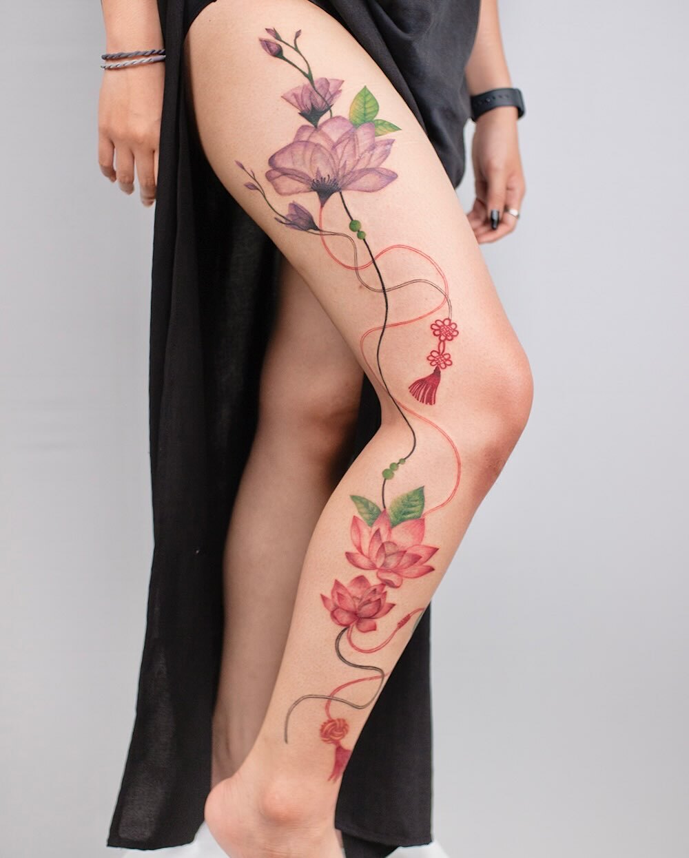 Large colourful full-leg composition by Solana